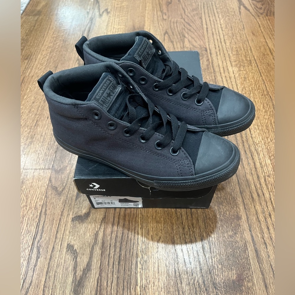 Converse Sneakers Junior Size 6 - Fits Women’s 8 1/2